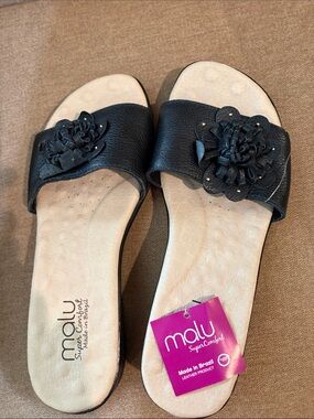 Women's Black Slide Sandals with Floral Accent. Mali Super Comfort 8m  NEW